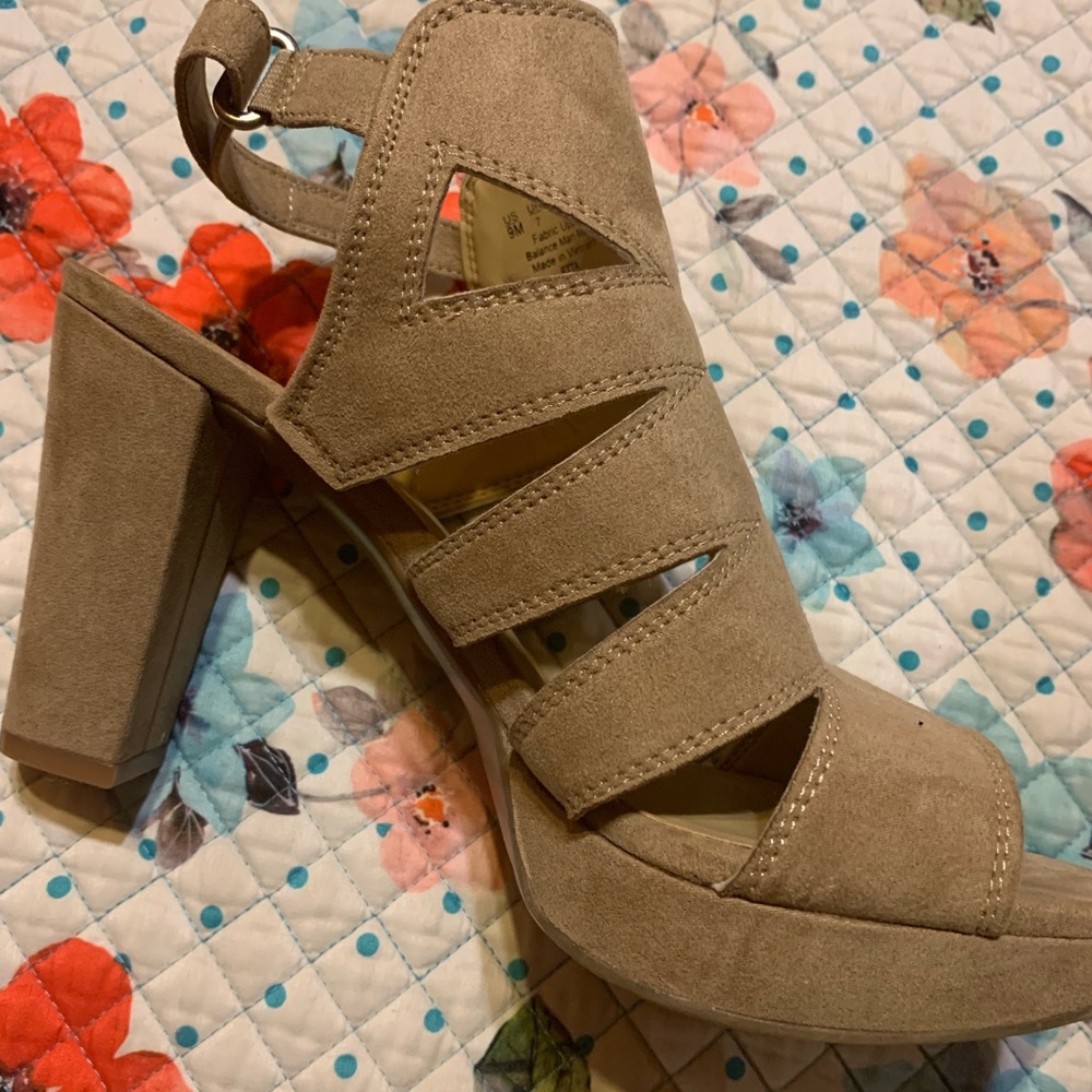 Size 7 Super Cute Wedges